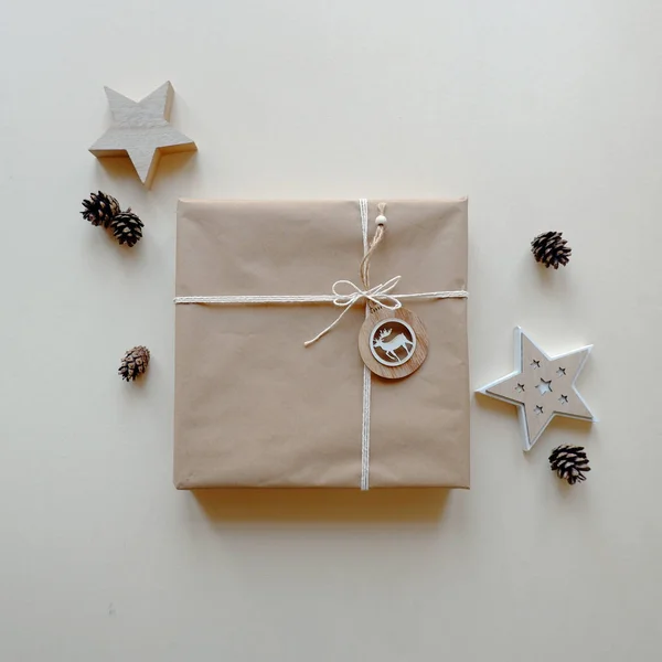 Fond Noël Avec Cadeau Enveloppé Dans Papier Naturel Des Éléments — Photo