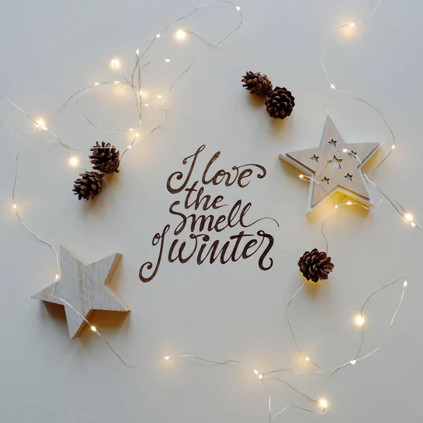 木製の星の要素 松のコーンやお祝いの光とクリスマスの背景 — ストック写真