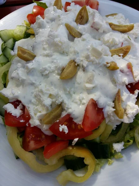 Deliciosa Salada Com Azeitonas Verdes Tomate Queijo Cabra — Fotografia de Stock