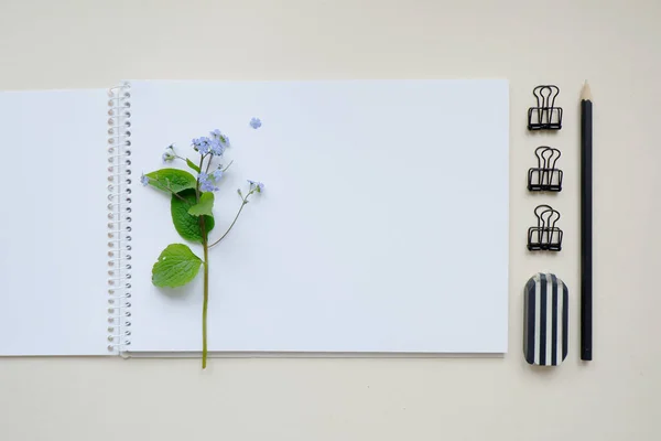 Caderno Espiral Com Folha Vazia Modelo Leigos Planos Com Flor — Fotografia de Stock