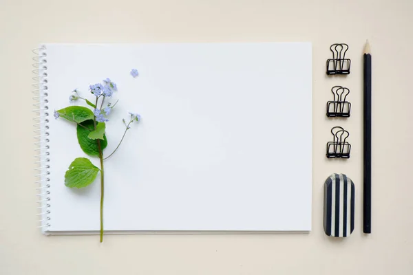 Caderno Espiral Com Folha Vazia Modelo Leigos Planos Com Flor — Fotografia de Stock