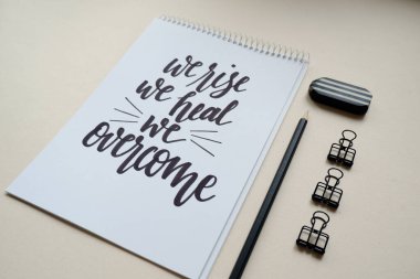 Yükseliyoruz, iyileştiriyoruz, üstesinden geliyoruz, kaligrafik arkaplan