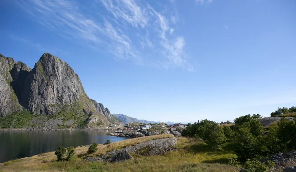 Zomer weergave van Lofoten eilanden in de buurt van Moskenes, Noorwegen — Stockfoto