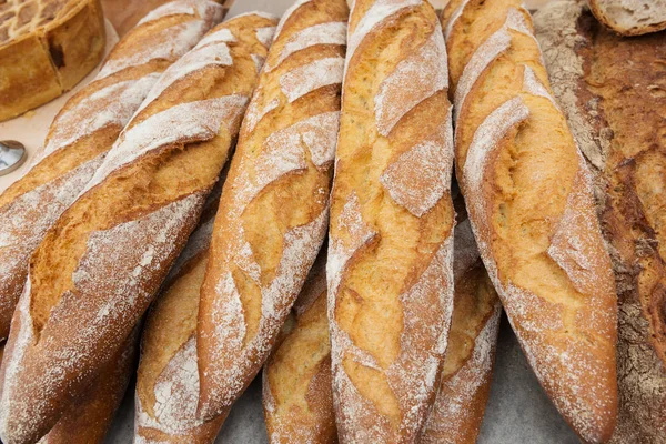 Frisches Baguette auf dem Markt — Stockfoto