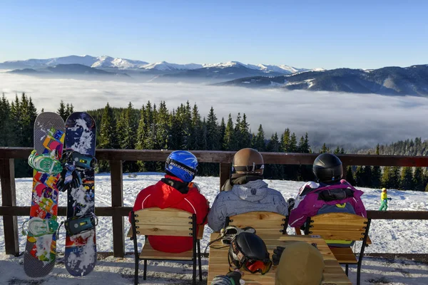 Snowboarders disfrutando de hermosos paisajes invernales Imagen de stock