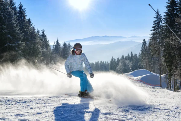 Fille s'amuser sur le ski — Photo