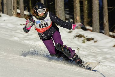 Genç kızın snowboard rakip