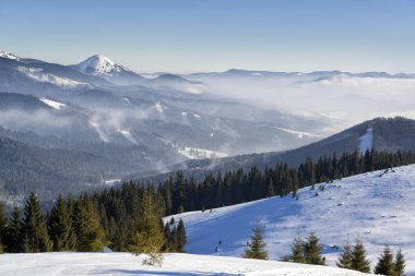 Dağlar kış manzarası