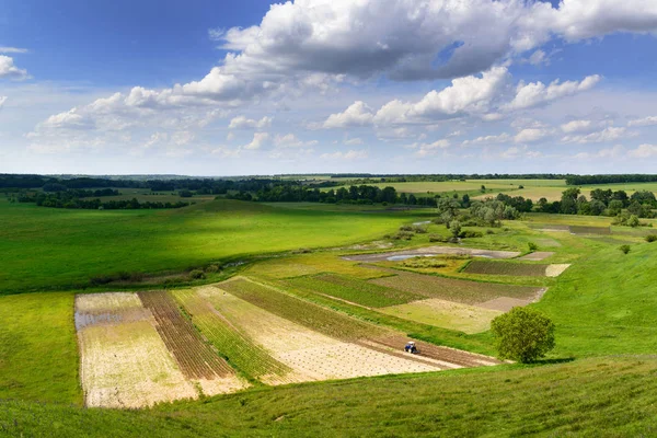 Lanskap pedesaan dengan bidang dan traktor — Stok Foto
