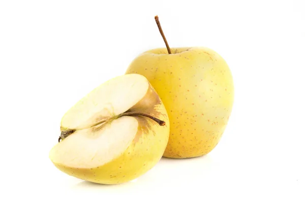 Zwei gelbe Äpfel isoliert auf weiß — Stockfoto