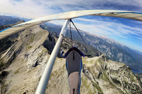 Závěsný kluzák nad Krn mountain — Stock fotografie