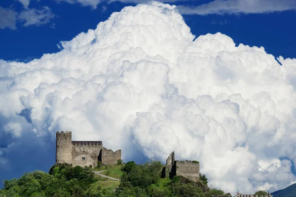 Ancient castle with growing cloud on the background — Stock Photo, Image