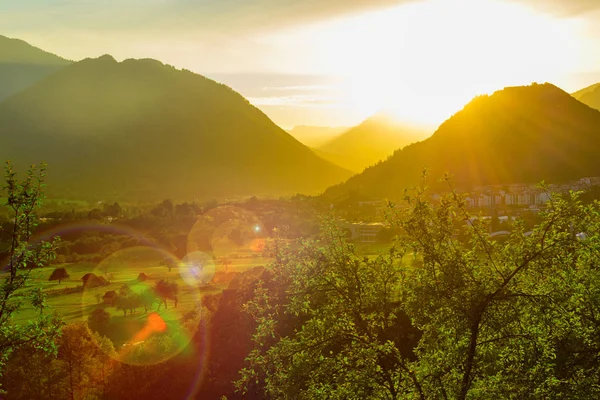 Beau coucher de soleil dans la vallée de la colline avec fusée éclairante — Photo