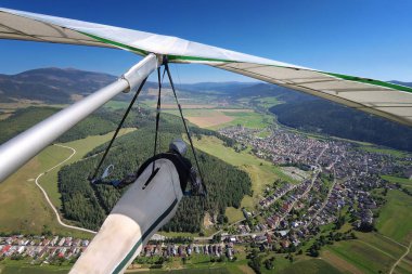 Küçük bir kasaba olan Alp Vadisi üzerinden Hangglider pilot uçar