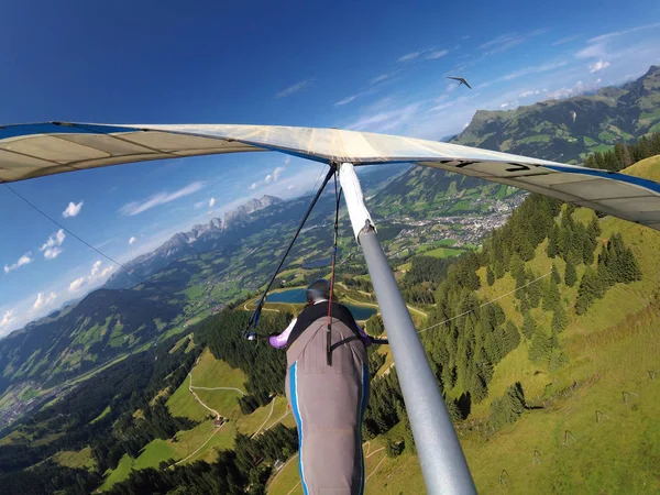 Két hanggliders repül át a Kitzbühel sípályára — Stock Fotó
