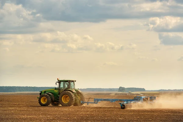 Traktor arbeitet an warmen Herbsttagen — Stockfoto