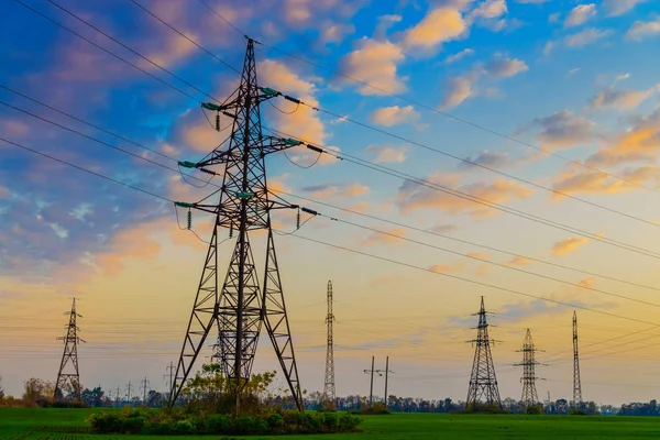 Linee elettriche con cielo al tramonto — Foto Stock