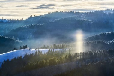 Fantastik gündoğumu yüksek dağlarda