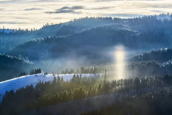 Fantastik gündoğumu yüksek dağlarda — Stok fotoğraf