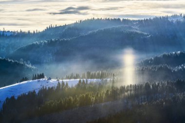 Fantastik gündoğumu yüksek dağlarda