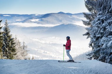 Yamaçta kalan kayakçı