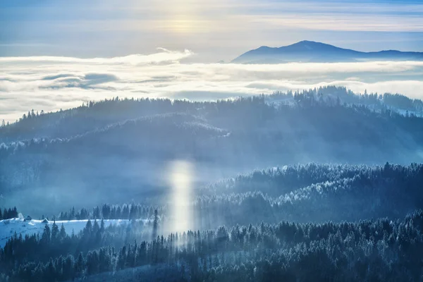 Sabah kış dağlar yüksek — Stok fotoğraf