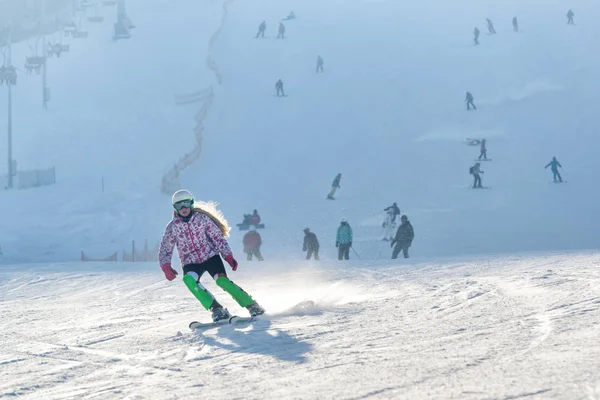 Sarışın kız hızlı Kayak — Stok fotoğraf