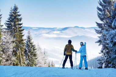 Çift kayakçı kış resort doğum