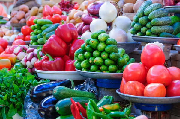 Variedad de verduras en el mercado — Foto de Stock