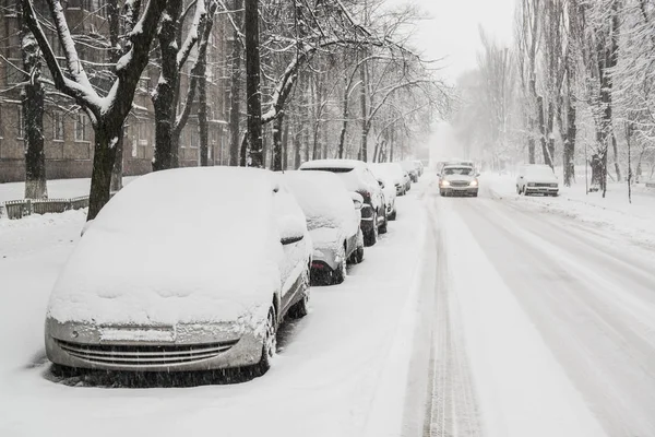 Cars parked on the slippery road — Stock Photo, Image