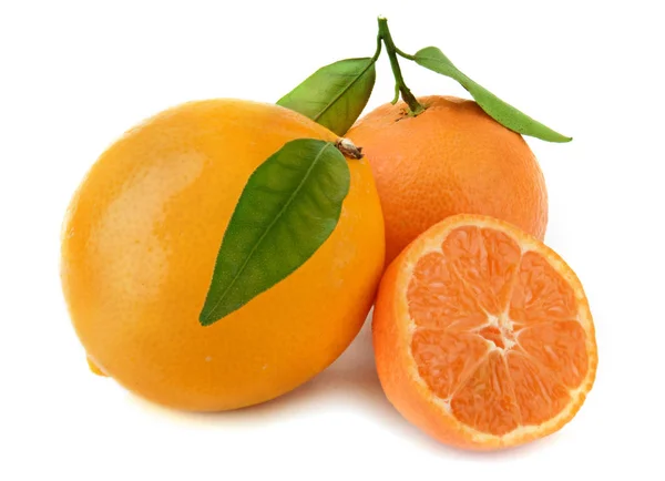 Orangen mit Blättern auf weißem Hintergrund — Stockfoto