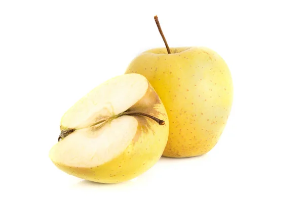 Dos manzanas amarillas aisladas en blanco — Foto de Stock