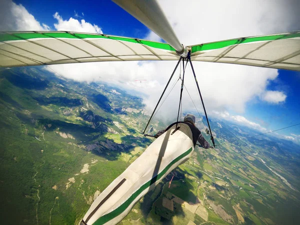 Hanggliders závodní mezi mraky — Stock fotografie