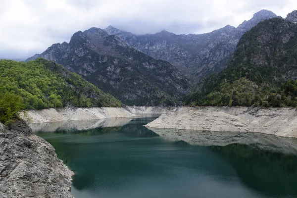 Lago em altas montanhas — Fotografia de Stock