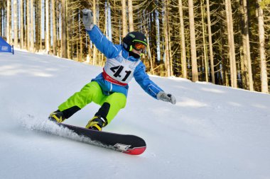 Genç snowboard rakip