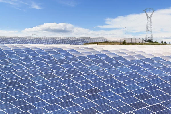 Gran planta de energía solar — Foto de Stock