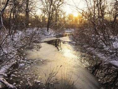 Donmuş nehir üzerinde sihirli günbatımı 