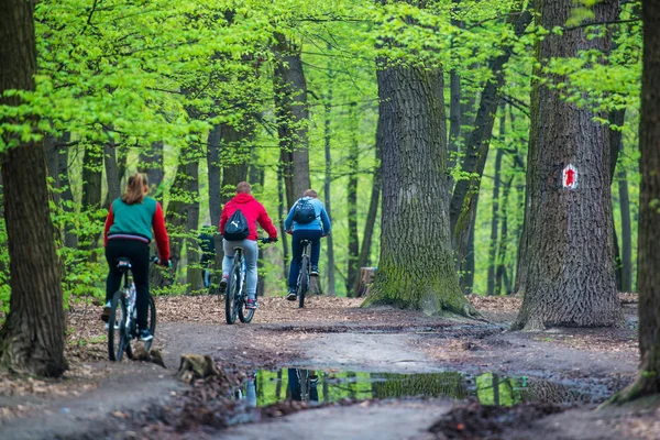 Kijów, Ukraina, 16.04.2016. Grupa rowerzystów Amatorka, jazda konna w t — Zdjęcie stockowe