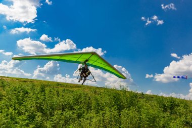 2016-05-09, Kiev, Ukrayna. Pilot ile hang glider bir gr üzerinde çalışır.