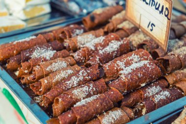 Bir sokak gıda festival tatlı hamur rulo.