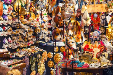 25.04.2017 Venedik, İtalya. Veni bir geleneksel maske dükkanında içinde