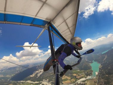 Kız hang glider pilot yüksek üzerinde Saint Andre les Alpes için yapılan uçar. 