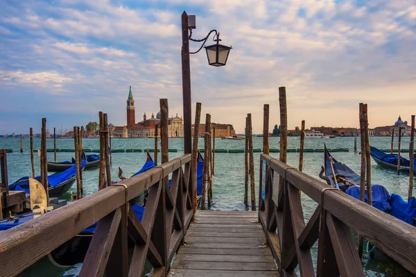 Seebrücke und schöner Abendblick auf die Insel des Heiligen Giorgio Maggi — Stockfoto