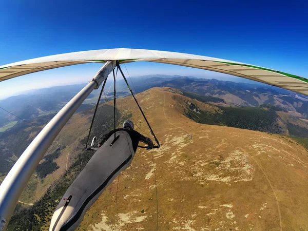 Hangen-zweefvliegtuig piloot vliegt over berg highlands in Slowakije — Stockfoto