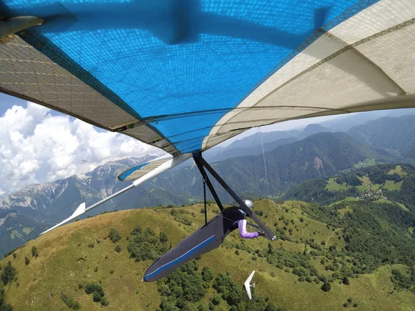 Kız hang glider pilot yüksek Alp arazi üzerinde uçar — Stok fotoğraf