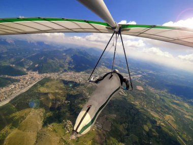Hang glider pilot Alpin arazi üzerine Provance, Fransa hanggliding rekabet sırasında yüksek uçar. Aşırı spor eylem kamera çekim