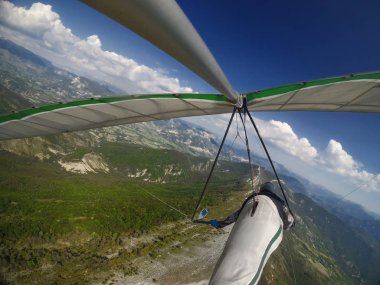 Cesur aşırı hang glider pilot Provance, Fransa Alp dağ sırtı üzerinde uçar. Aşırı spor eylem kamera çekim