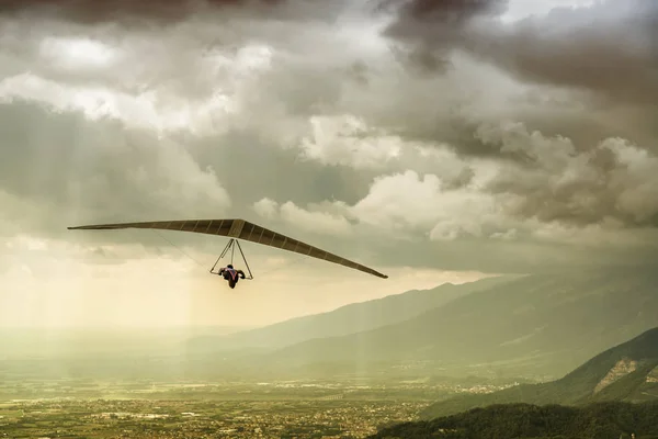 Cesur Aşırı Hangglider Pilot Kanatları Büyük Yağmur Fırtına Bulutları Ile — Stok fotoğraf