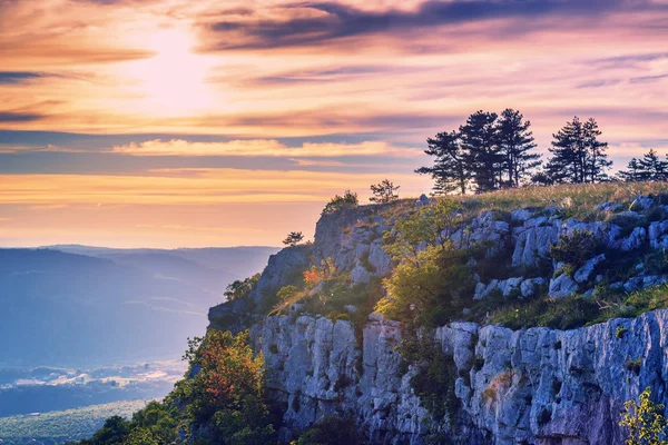 Pôr Sol Quente Mágico Penhasco Pedra Montanha Croácia Montanhas Perto — Fotografia de Stock