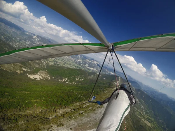 Dzielny Ekstremalne Lotnią Pilot Leci Nad Grzbiet Górski Alpejskich Provance — Zdjęcie stockowe